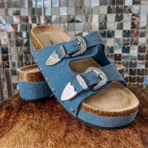 2 Fly Co. Platinum Denim Buckle Platform/Wedge Sandal with Studs |NEW/NEW IN BOX